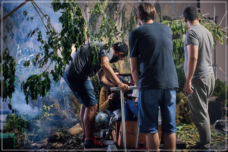 Equipo de cámara entre la vegetación del decorado.