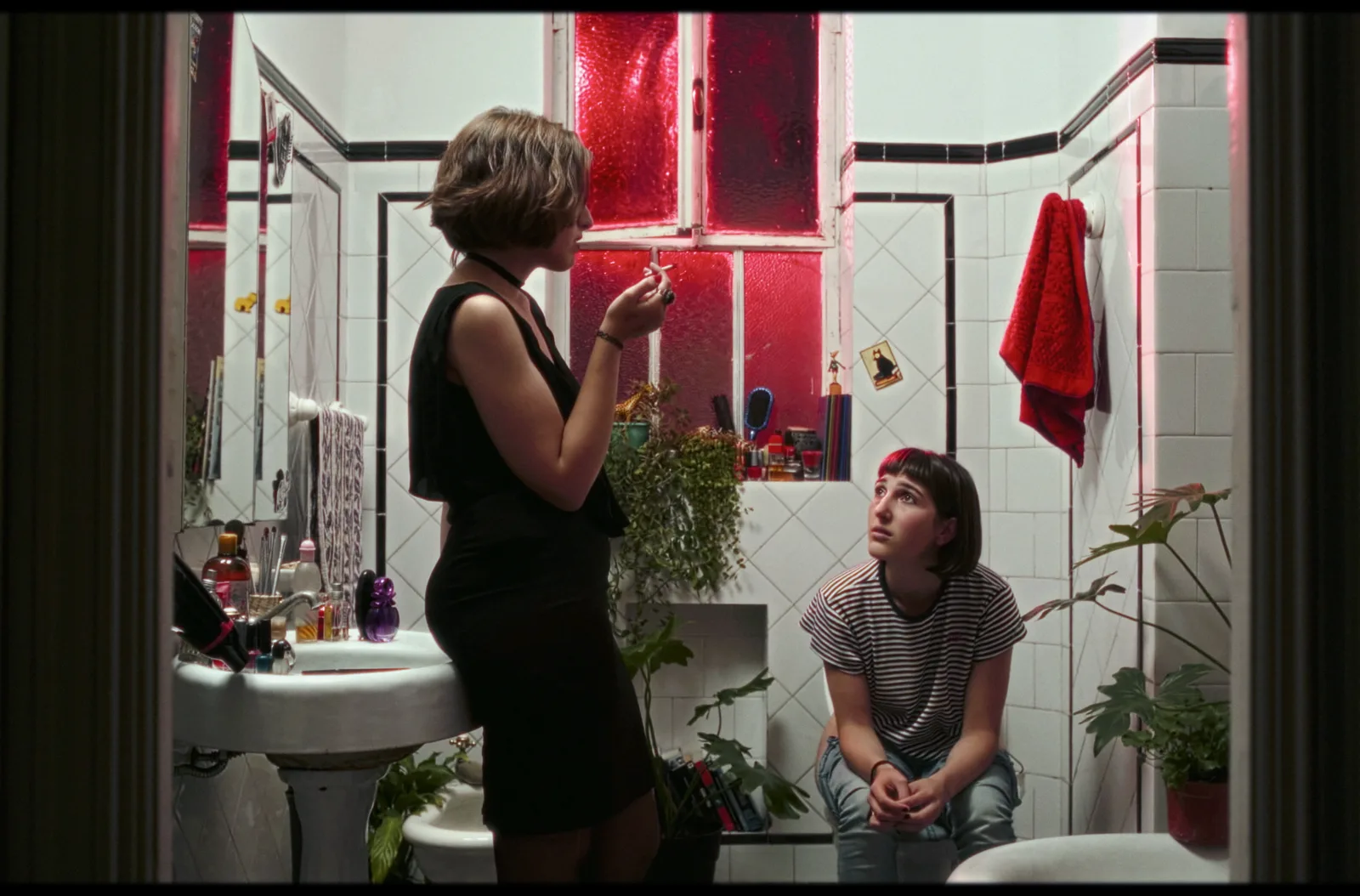 Dos personajes en el baño rojo, del cortometraje La Noche