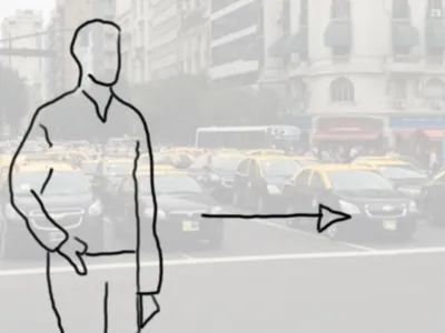 El mismo hombre, más cerca, sigue caminando por la avenida.
