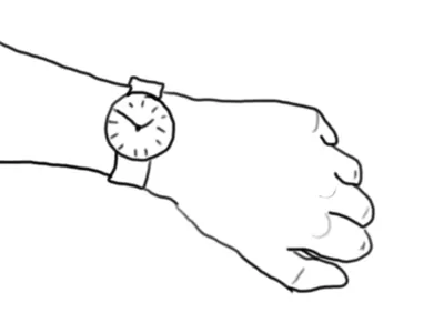 Una muñeca con reloj.