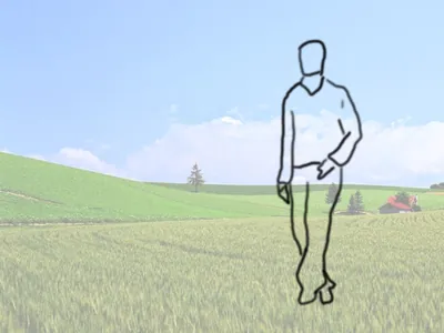 El hombre camina por un campo verde.